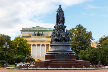 Fototapeta na wymiar Monument to Catherine the Second in St. Petersburg. View of the Alexandrinsky Theater.