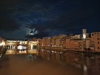 Italia, Toscana, Firenze, fiume Arno in notturna