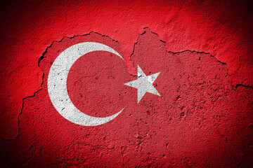 Turkey flag on cracked wall © DVS