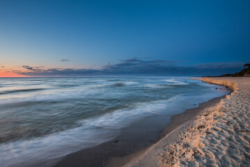 Fototapeta na wymiar Piękny wschód słońca na plaży w Jastrzębiej Górze. Wspaniałe miejsce do turystyki i wypoczynku.