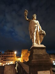 Italia, Toscana, Firenze, Ponte Santa Trinita e statua.