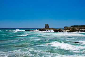 Roca Vecchia - L'antica Torre costiera e il mare forte