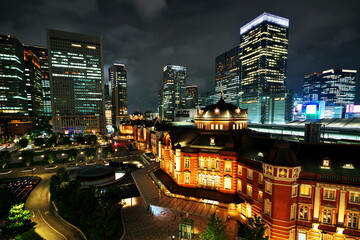 幻想的な東京駅と周辺のイルミネーションを含む都会の夜景
