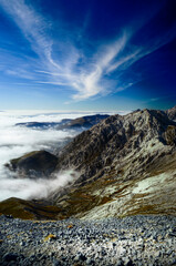 Vista dal Monte Camicia a Gran Sasso con nuvole basse