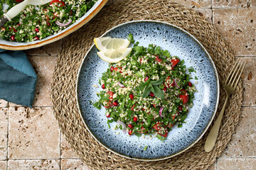 tabbouleh con prezzemolo couscous e pomodoro