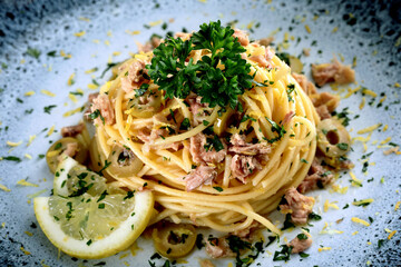 Pasta spaghetti con tonno olive e limone