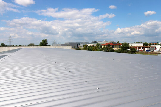 Runddach einer neu gebauten Gewerbehalle