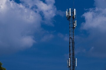 Obraz premium Telecommunication telephone signal transmission tower with beautiful blue sky and cloudy background