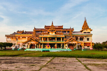 Naklejka premium Shwemawdaw Pagoda in Bago Pegu, Myanmar former Burma