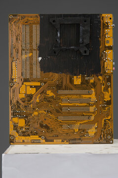Scheda madre, motherboard computer pc fisso. Colore di base giallo