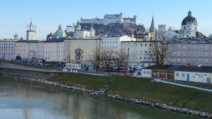 historisches Salzburg mit Blick zur Festung Hohensalzburg und der Salzach im Vordergrund im zeitigen Frühjahr