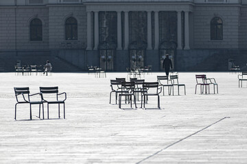 Fototapeta na wymiar Sechseleutenplatz Zürich mit leeren Stühlen und Opernhaus im Hintergrund