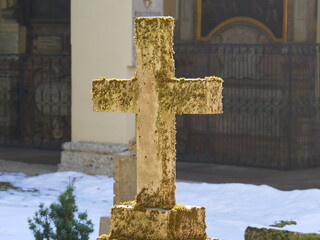 altehrwürdiges Kreuz auf einem Friedhof, ohne Aufschrift 