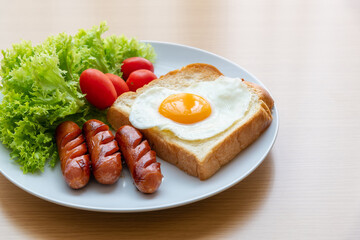 モーニングセット　トースト　目玉焼き　朝食イメージ