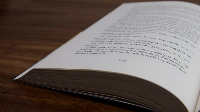 video di un libro aperto 