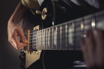 Musiker mit E-Gitarre