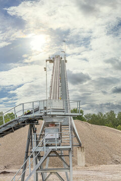 F&ouml;rderbandanlage f&uuml;r Sand und Kies ragt in den Himmel