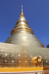 Stupa en or du Wat Phra Singh à Chiang Mai, Thaïlande	