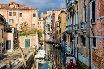 Fototapeta na wymiar venedig, italien - kleiner idyllischer kanal im stadtviertel dorsoduro