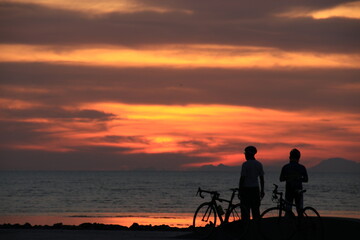 Fototapeta na wymiar father and son on the beach at sunrise