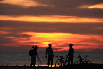 Fototapeta na wymiar silhouette of a couple on a bike at sunrise