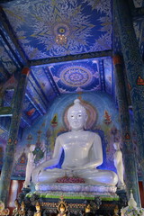 Obraz premium Bouddha du Wat Rong Seua Ten ou temple bleu à Chiang Rai, Thaïlande