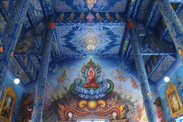 Plafond du Wat Rong Seua Ten ou temple bleu à Chiang Rai, Thaïlande