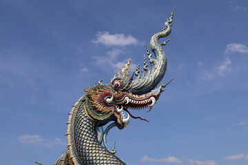 Fototapeta na wymiar Dragon du Wat Rong Seua Ten ou temple bleu à Chiang Rai, Thaïlande
