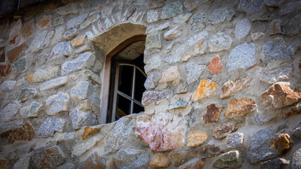 altes Fenster in rustikaler Steinmauer