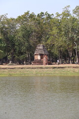 Temple et étang du parc historique de Sukhothaï, Thaïlande