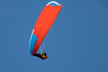 Parapentiste en vol