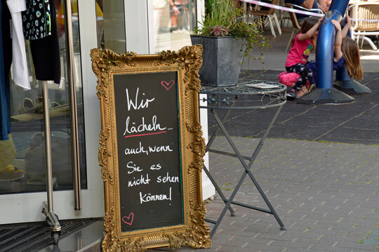 freundlicher spruch an boutique-eingang