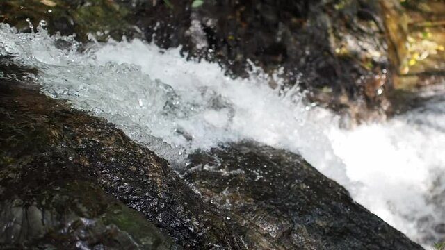 水しぶきを上げて流れる滝の水【立体音響】