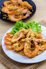 Fried shrimp with garlic