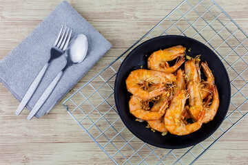 Fried shrimp with garlic