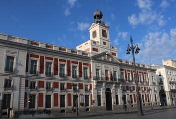 Naklejka premium Edificio y Torre del reloj en una plaza del centro de Madrid, Puerta del Sol, España