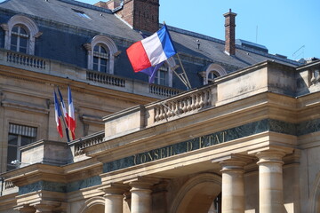 Façade du Conseil d'État au Palais-Royal à Paris, avec un drapeau français (France)