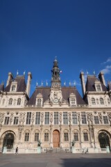 Fototapeta na wymiar Façade de l’hôtel de ville / mairie de Paris, sous un ciel bleu (France)