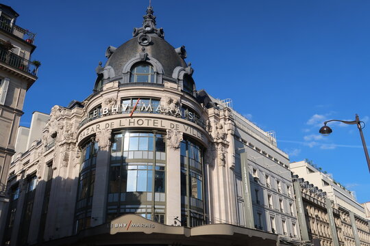 BHV Marais (Bazar de l'H&ocirc;tel de Ville), grand magasin &agrave; Paris, avec une coupole &ndash; 27 mai 2020 (France)
