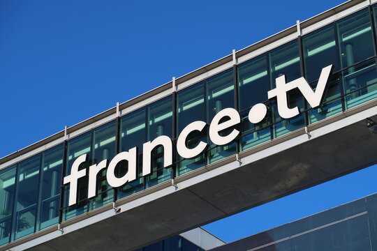 Enseigne du si&egrave;ge social de l'entreprise d&rsquo;audiovisuel France T&eacute;l&eacute;visions (France TV) &agrave; Paris &ndash; 28 mai 2020 (France)