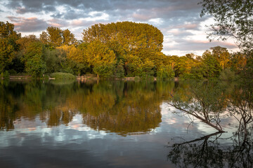Fototapeta na wymiar Brooklands Lake in Dartford. 