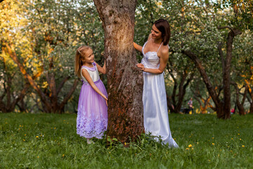 Obraz na płótnie Canvas Bride and girl play by the tree