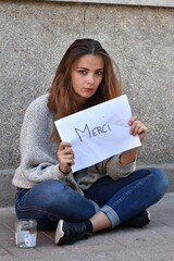 Jeune femme qui remercie