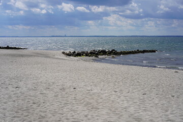 Sonniger, leerer Ostseestrand in der Lübecker Bucht (Neustadt in Holstein)