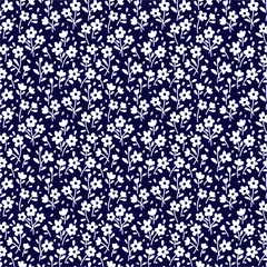 Fototapete Kleine Blumen Nahtloses Blumenmuster für Design. Kleine weiße Blüten. Marineblauer Hintergrund. Moderne florale Textur. Ein durchgehendes Blumenmuster. Die elegante Vorlage für Modedrucke.