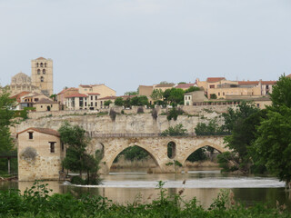 Obraz premium Cathedral bridge river beautiful city Spain horizon monuments