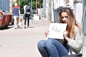 Regard malheureux d'une femme à la rue