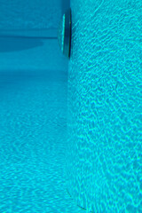 Unter Wasser Detailaufnahme eines Swimmingpools, türkises Wasser und Lichtreflektionen