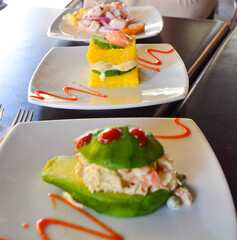 comida típica de Perú, causa, ceviche y palta rellena