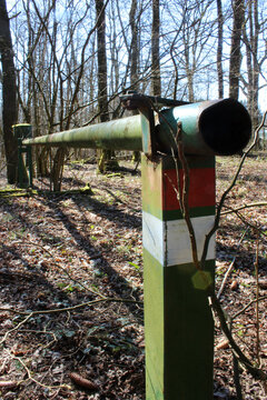 Gr&uuml;ne Schranke im Wald, Durchfahrt verboten.